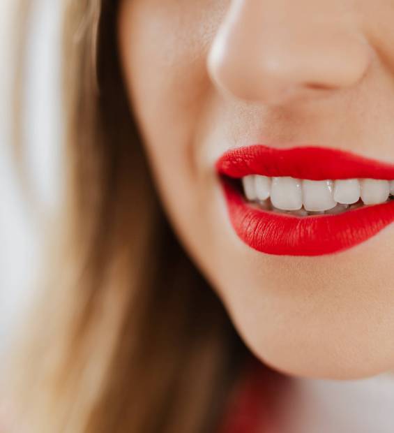 kaboompics_close-up-on-red-female-lips-and-white-teeth-13724